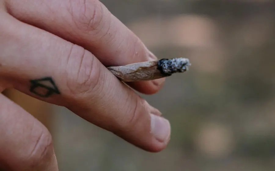 mano-porro-marihuana