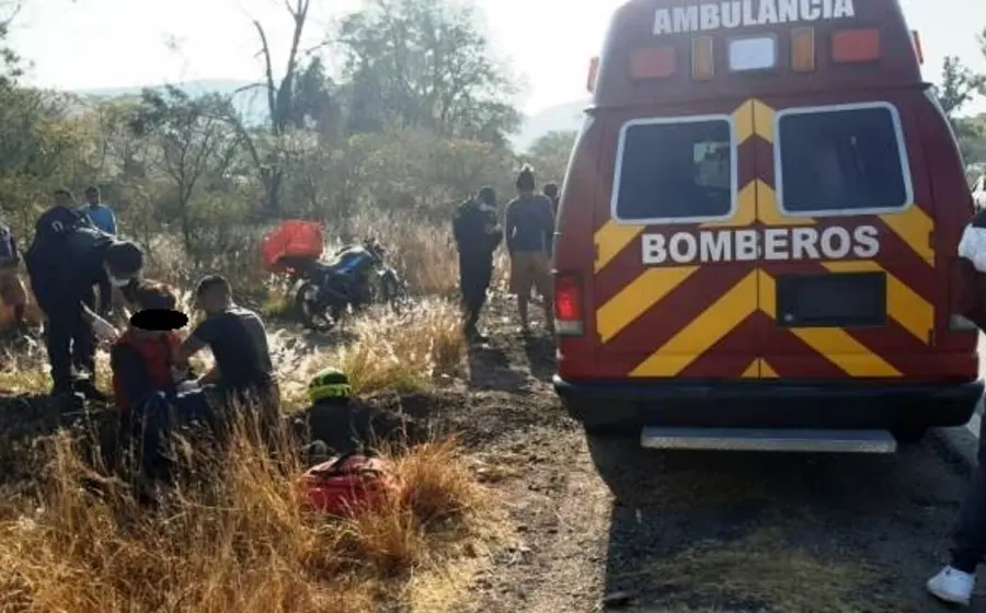 ambulancia-y-personal-auxiliando-a-menor