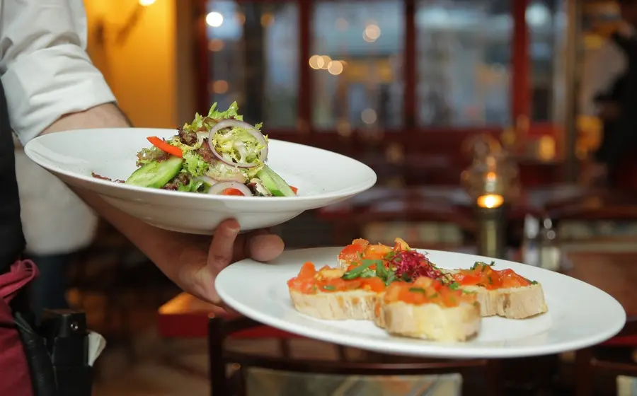 El mesero ofendido explica que no se queda con todo el dinero de las propinas, ya que debe dar el 6% a la cocina del restaurante.