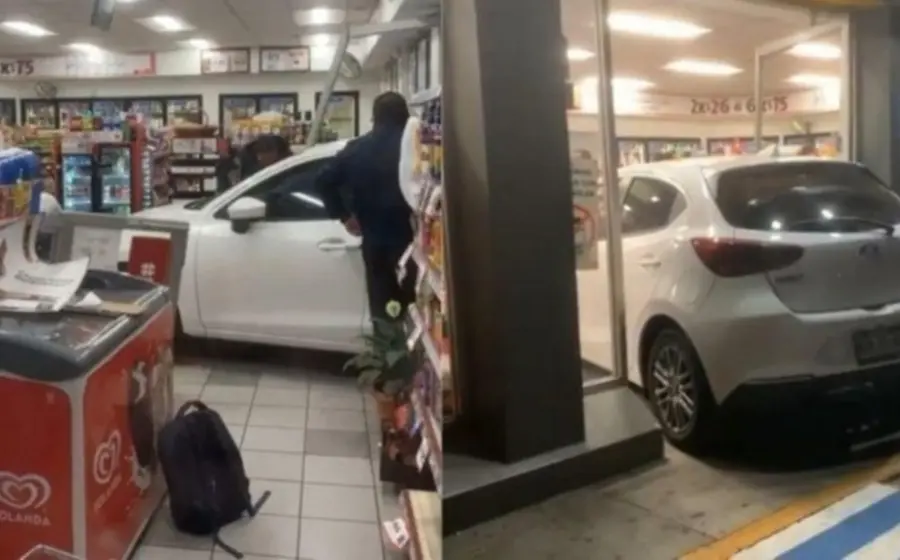 Al introducir la unidad de motor destrozó la puerta del local y causó pánico en el personal. 
