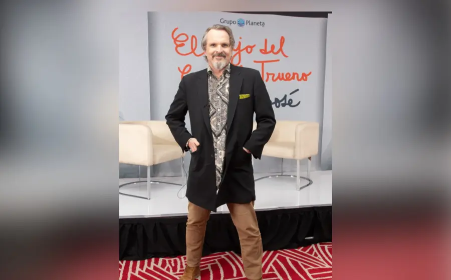 Miguel Bosé Sonriendo