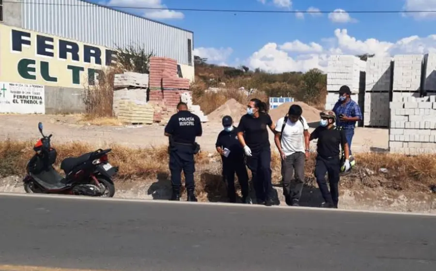 policia-apoyando-a-motociclista-lesionado