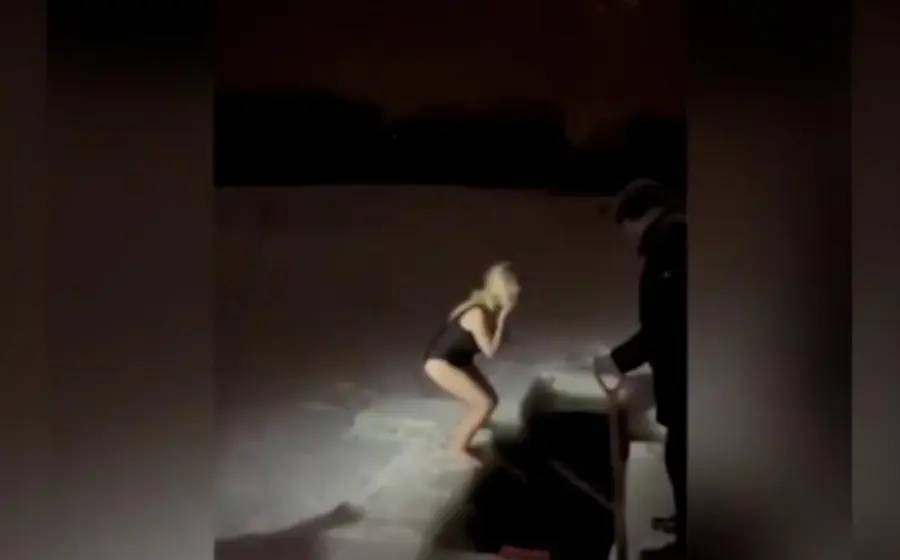 mujer_salta_a_rio_congelado