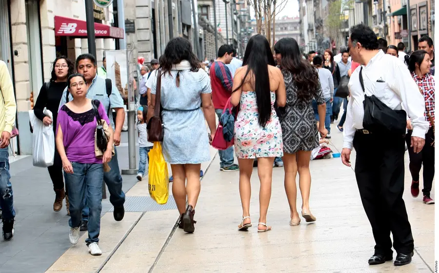 mujeres-caminando-por-la-calle
