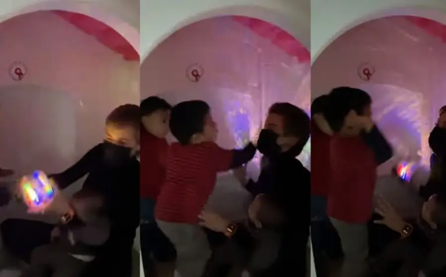 Niño golpeando a Mariana Rodríguez