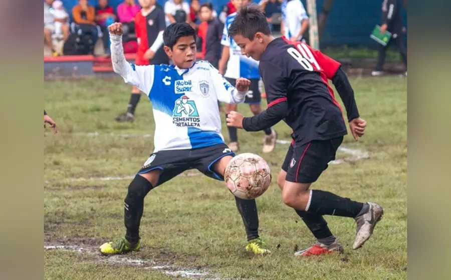Niños jugando futbol