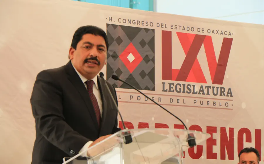 garcia-lopez-frente-a-microfono