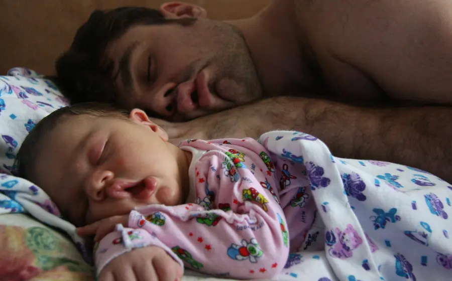 padre-con-bebe-duermen