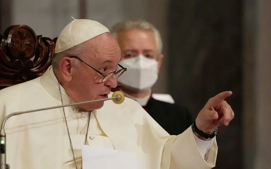 El papa Francisco dijo: “Hoy vemos una forma de egoísmo. Vemos que algunos no quieren tener hijos. A veces tienen uno, y ya, pero en cambio tienen perros y gatos que ocupan ese lugar”.