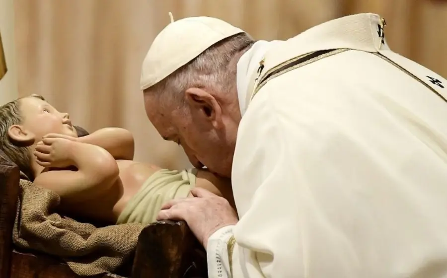 El Papa lamentó que algunos entiendan la religión como encerrada en una "armadura" o en una "lengua muerta".