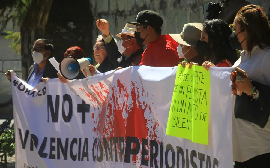 protesta-gente-cartel