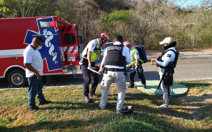 personal-medico-auxilia-a-accidentado