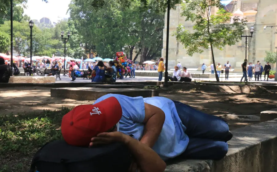 Persona durmiendo en el zócalo