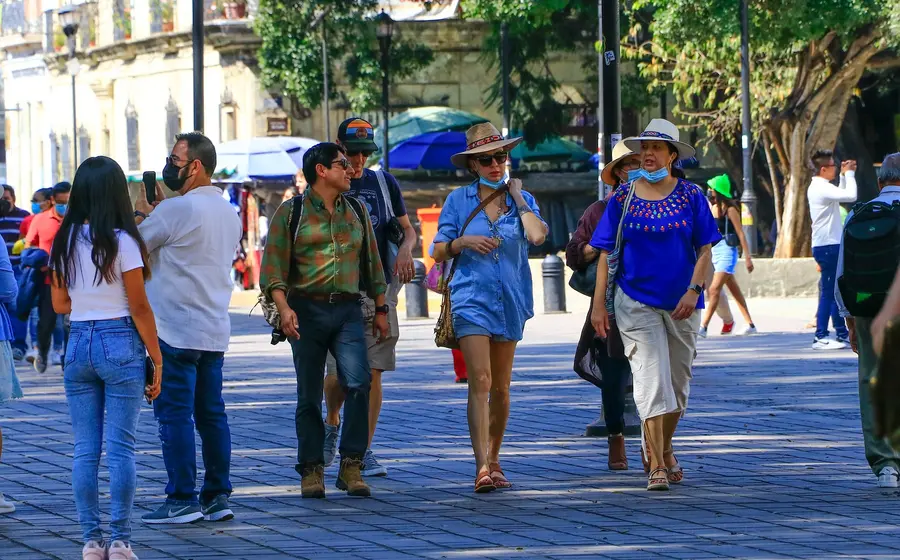 Personas caminando en el centro