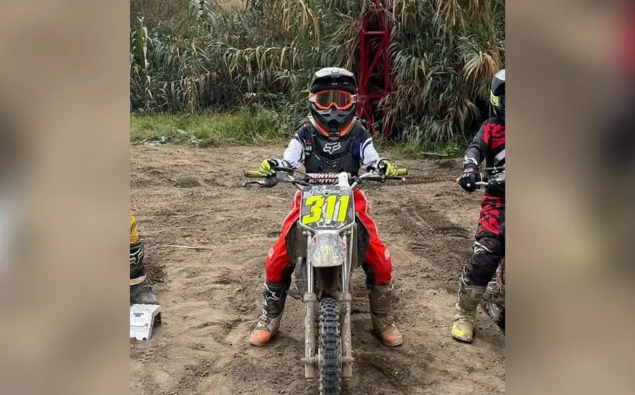 pilota-oaxaqueña-sobre-su-moto