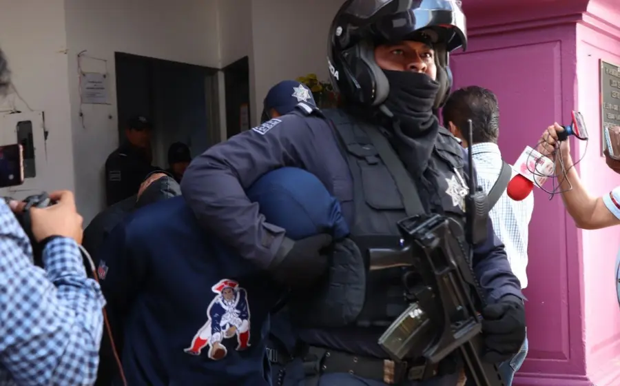 policia-con-detenido