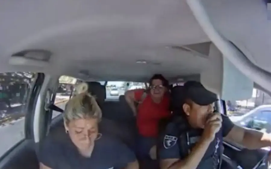 Policías auxiliando a menor