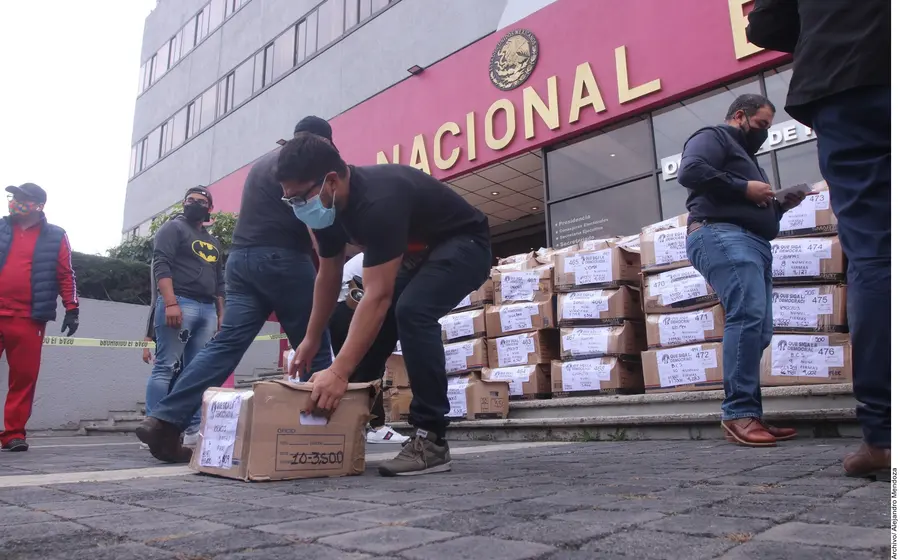 personal-del-ine-con-boletas-electorales