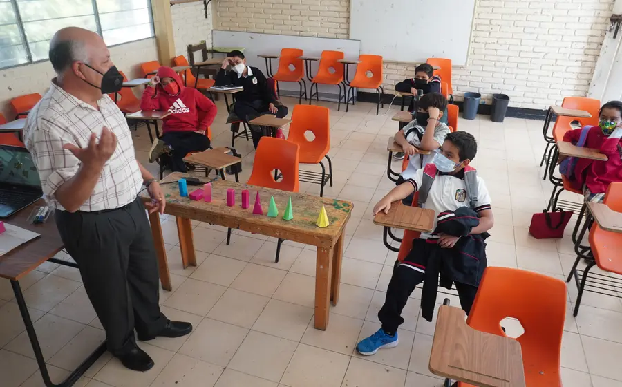 maetro-alumnos-salon-de-clases