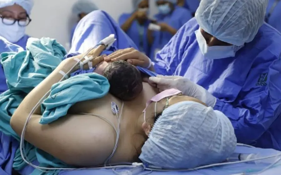 El bebé nació por parto natural tras 39 semanas con 5 días de gestación, pesó 3 kilos 70 gramos y midió 49 centímetros. 