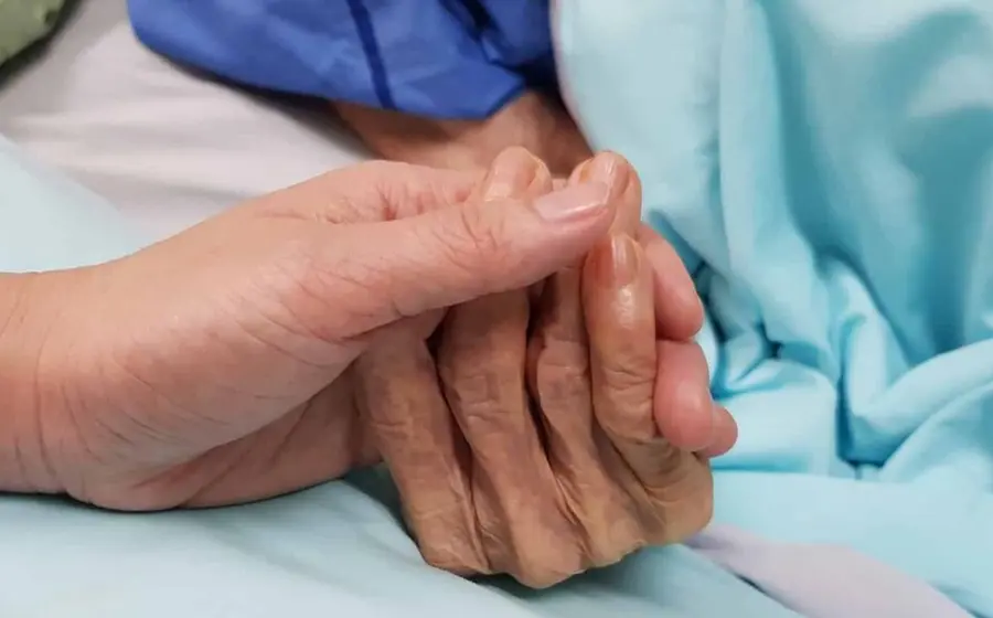 La Sociedad Médica de Santiago, Chile, define a la eutanasia como la “muerte indolora infligida a una persona humana, consciente o no, que sufre abundantemente a causa de enfermedades graves e incurables”.