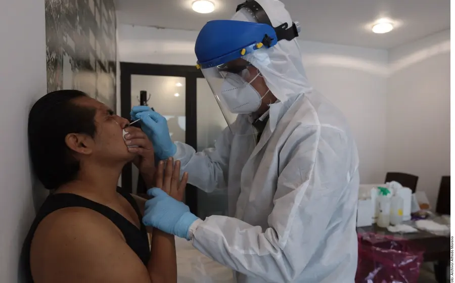 Personal médico realizando prueba COVID