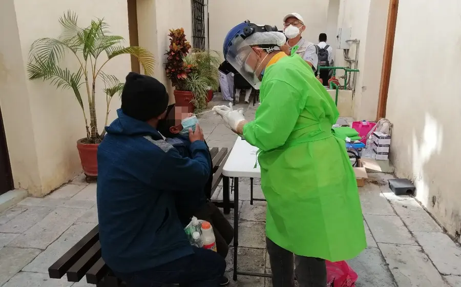 Personal médico realizando prueba COVID