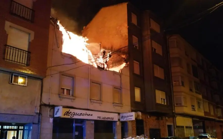 La impactante explosión también provocó un incendio, destruyendo completamente el interior de la casa.
