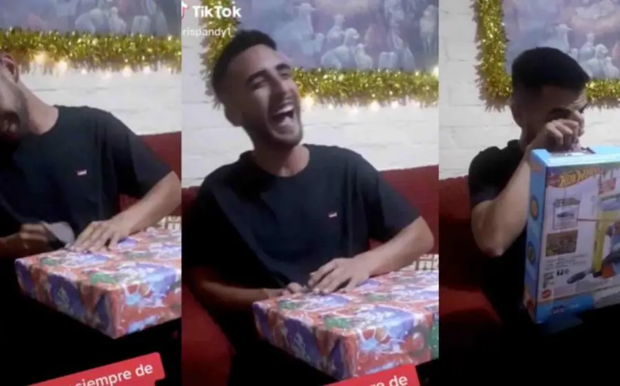 El joven de 25 años de edad rompió emocionado el papel de regalo para develar lo que siempre había deseado.