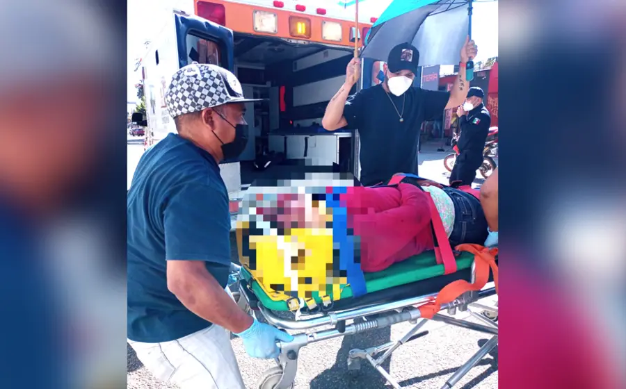  Los paramédicos del grupo Halcones atendieron a la mujer que fue atropellada.
