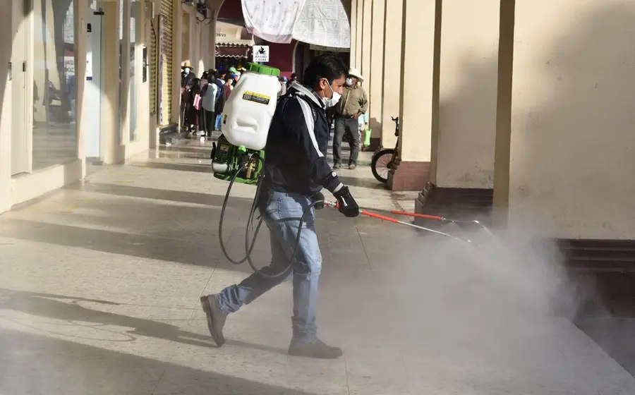 Persona sanitizando