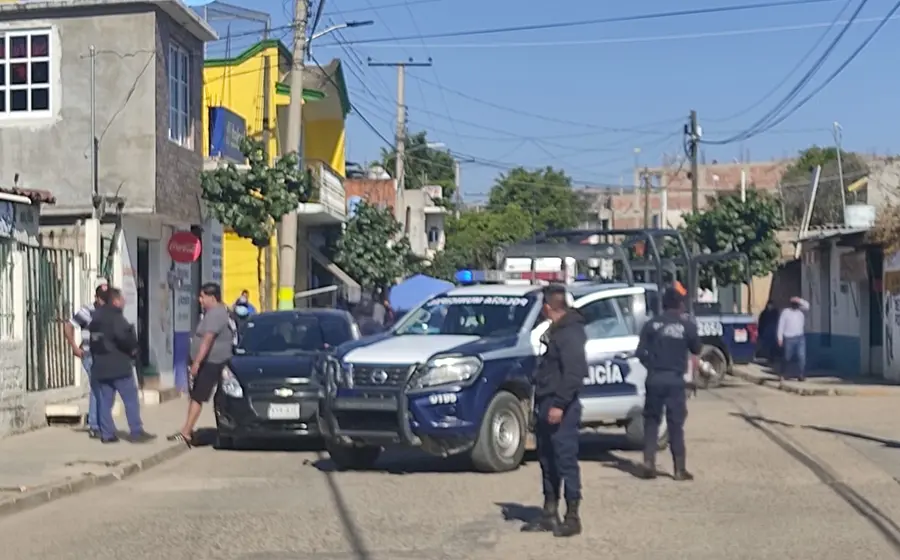 policias-en-patrullas-en-etla