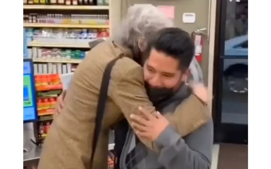 El cajero de nombre Walter, animó a Marion a comprar un boleto de lotería.