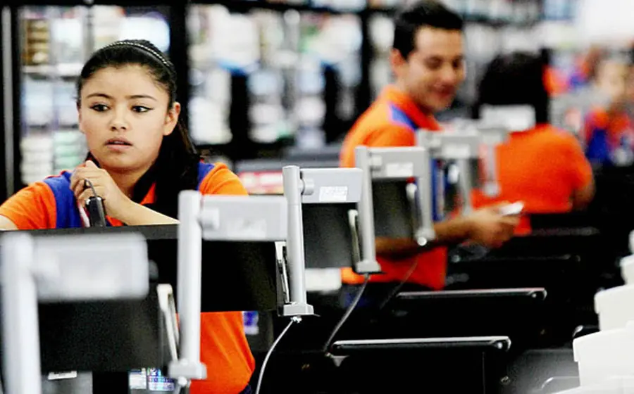trabajadora_tienda_autoservicio