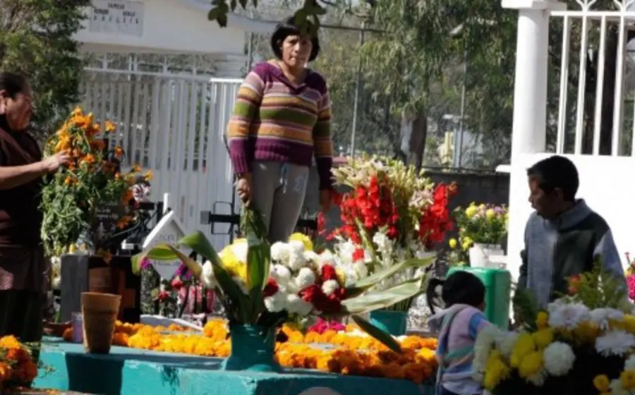 tumba_con_flores