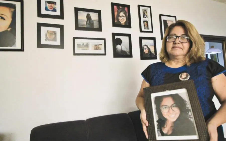 mama-con-foto-de-su-hija