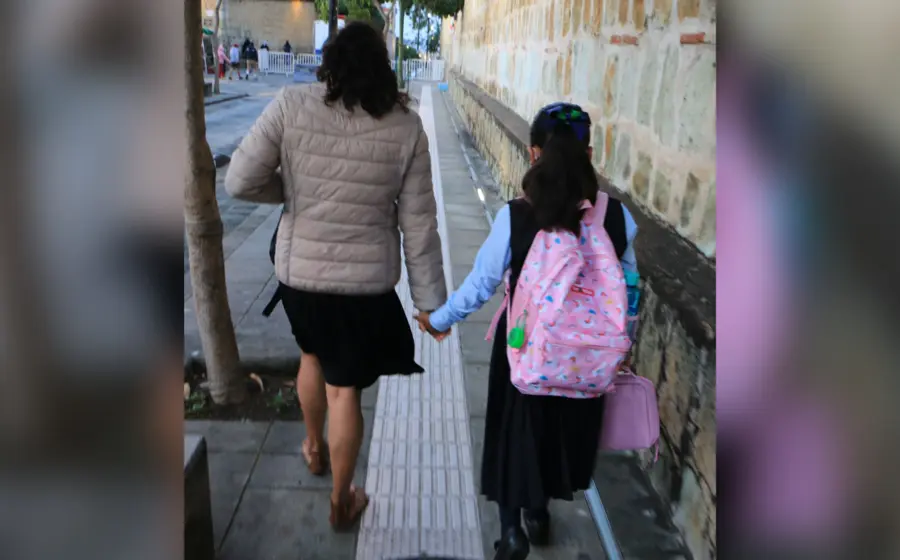 Madre e hija rumbo a la escuela
