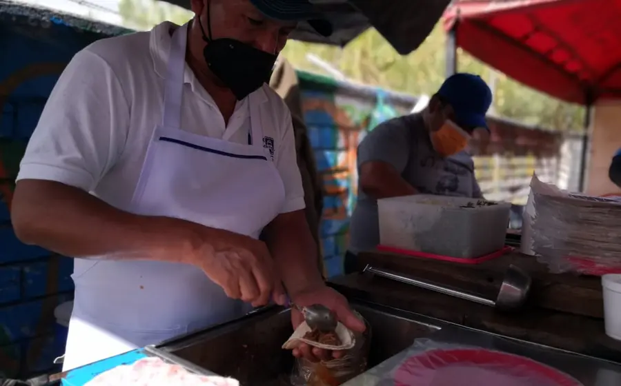 Persona preparando taco