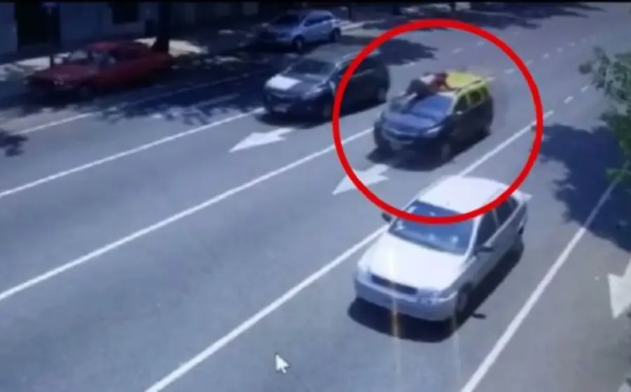 Conductor se aferró a su taxi.