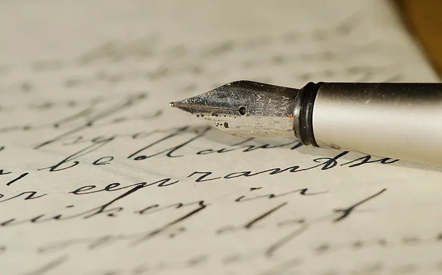 Pluma escribiendo carta