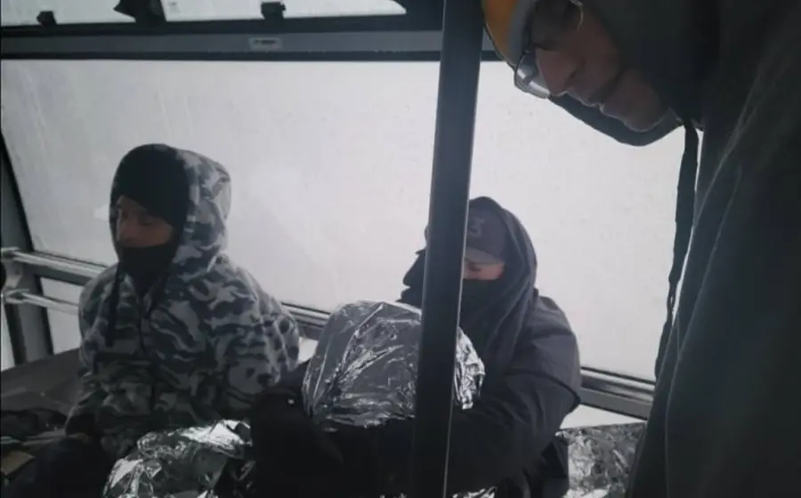Al parecer un cable se congeló y provocó que las dos cabinas quedarán suspendidas en el aire.