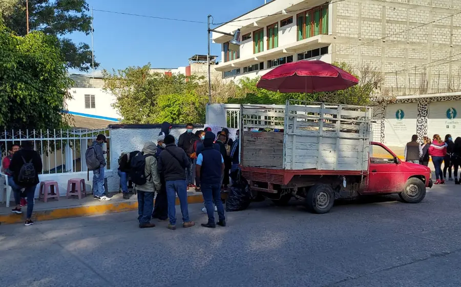 gente-reunida-camioneta