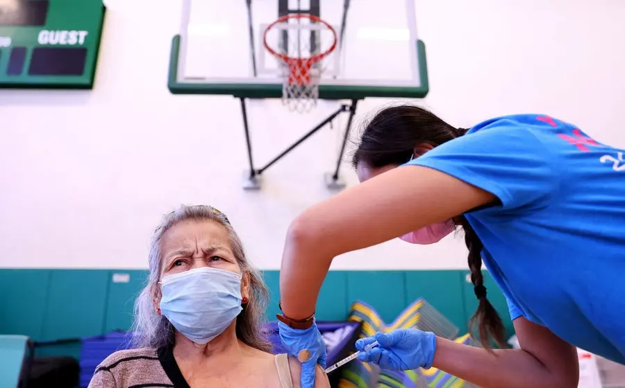 mujer_recibe_vacuna