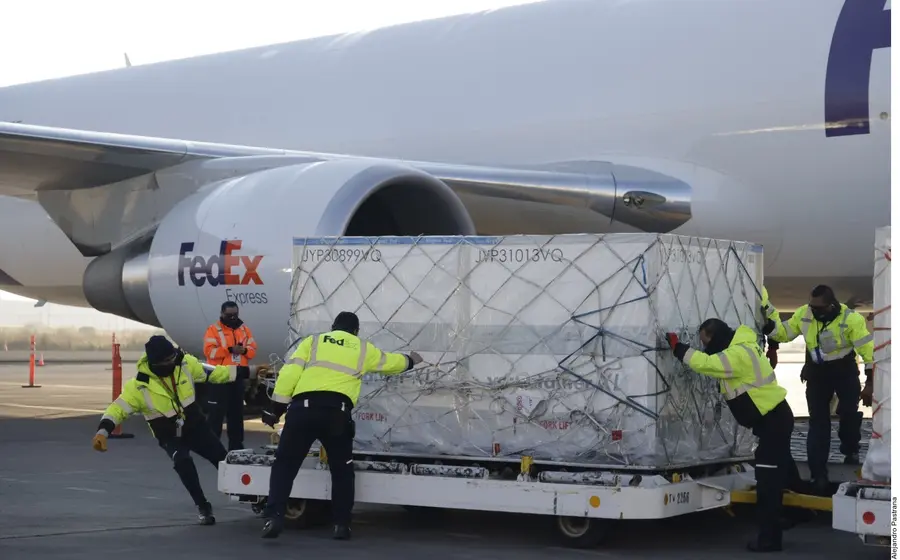 Lote de vacunas anticovid en aeropuerto