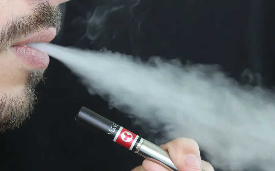 hombre_usa_vapeador
