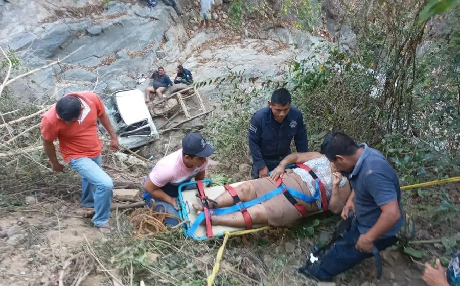 voluntarios-ayudando-en-accidente