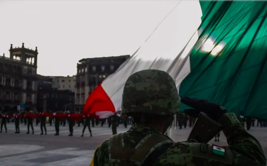 militar-saludando-bandera-de-mexico