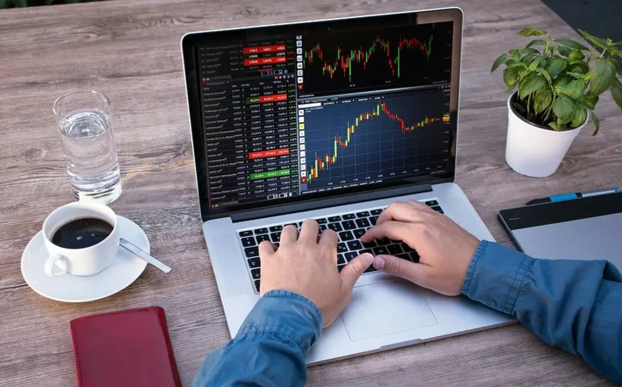 computadora-finanzas
