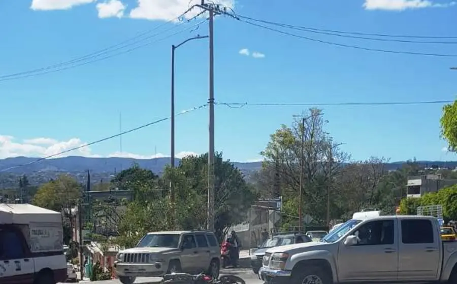 moto-tirada-camioneta-blanca
