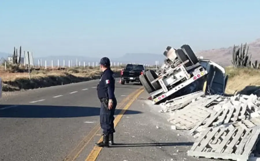 trailer-volcado-en-carretera